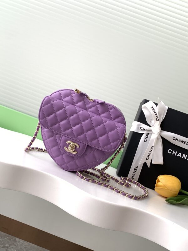 Chanel 22CC Spring/Summer Heart Collection Model: AS3191 Size: 18 × 16.5 × 6.5 cm