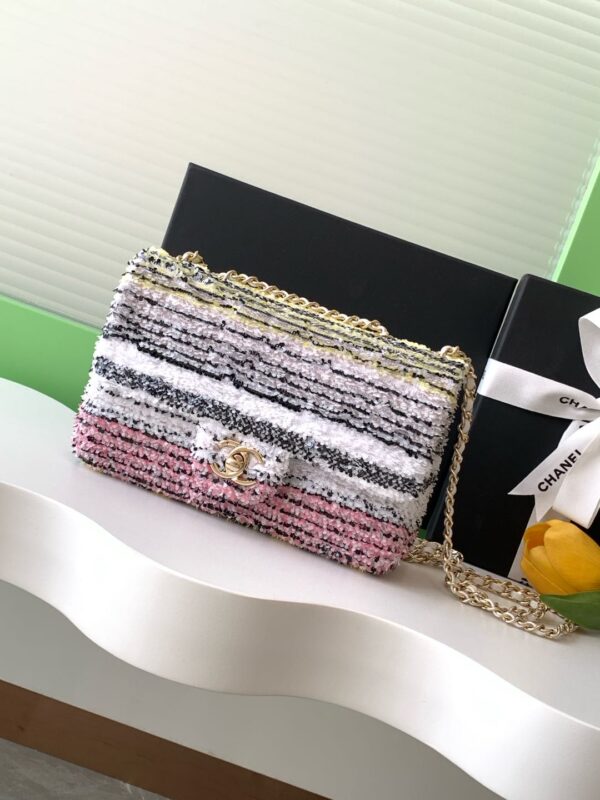 Chanel 24S Favorite Multicolor Sequin CF Bag Model Number: AS4561 Size: 14 × 21 × 8 cm