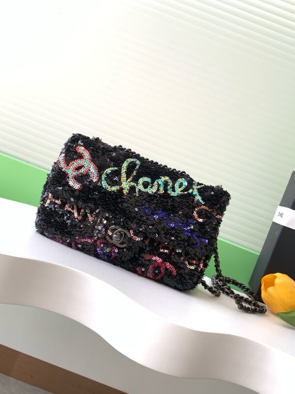 Chanel 24S Favorite Sequin Embroidered Logo CF Model Number: AS4561 Size: 14 × 21 × 8 cm