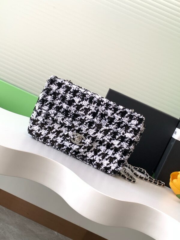 Chanel 24S's favorite black and white color sequin embroidery houndstooth cf sequins Model: AS4418 Size: 14 × 21 × 8 cm