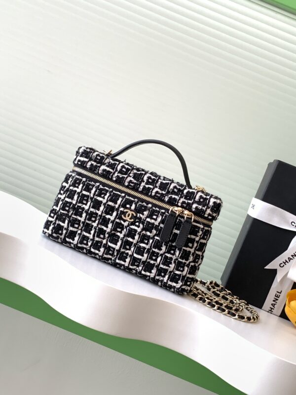 Chanel Denim 25C Lunchbox BagModel: AP4407 Size: 17 × 19.5 × 5 cm