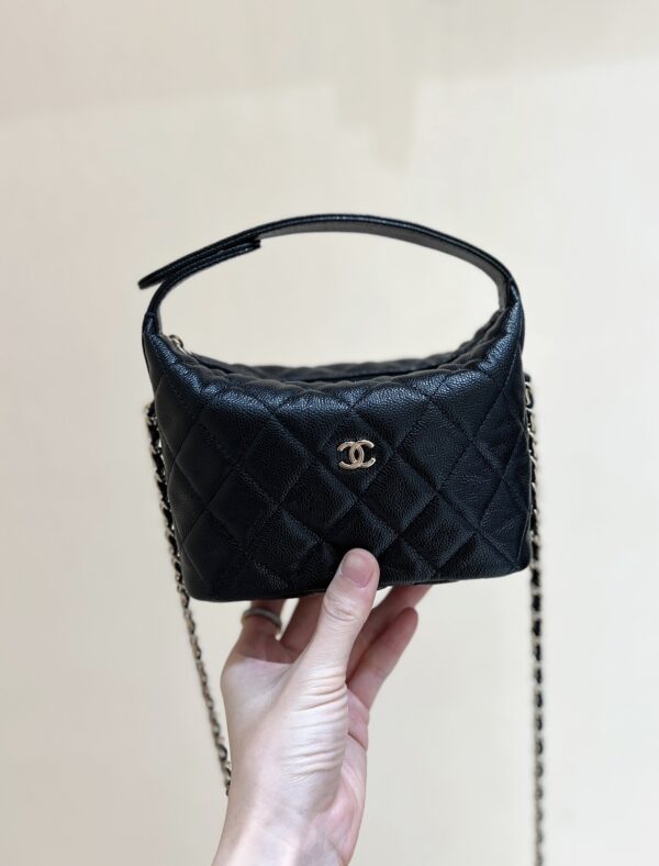 Chanel 25C Basket Dumpling black and gold is so beautiful! A very classic and timeless design 21.5*19*6cm