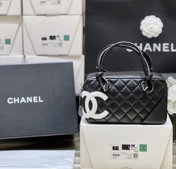 Chanel Pure Original Classic Timeless Vintage Kangpeng Pillow Leather Material: Original European Bodin Joyeux Calfskin Size: 12 × 21 × 9 cm