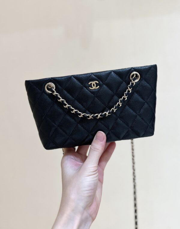 Chanel 25C Early Spring Vacation Collection Material: Original Haas Litchi Cowhide  Size: 11 × 17 × 4 cm