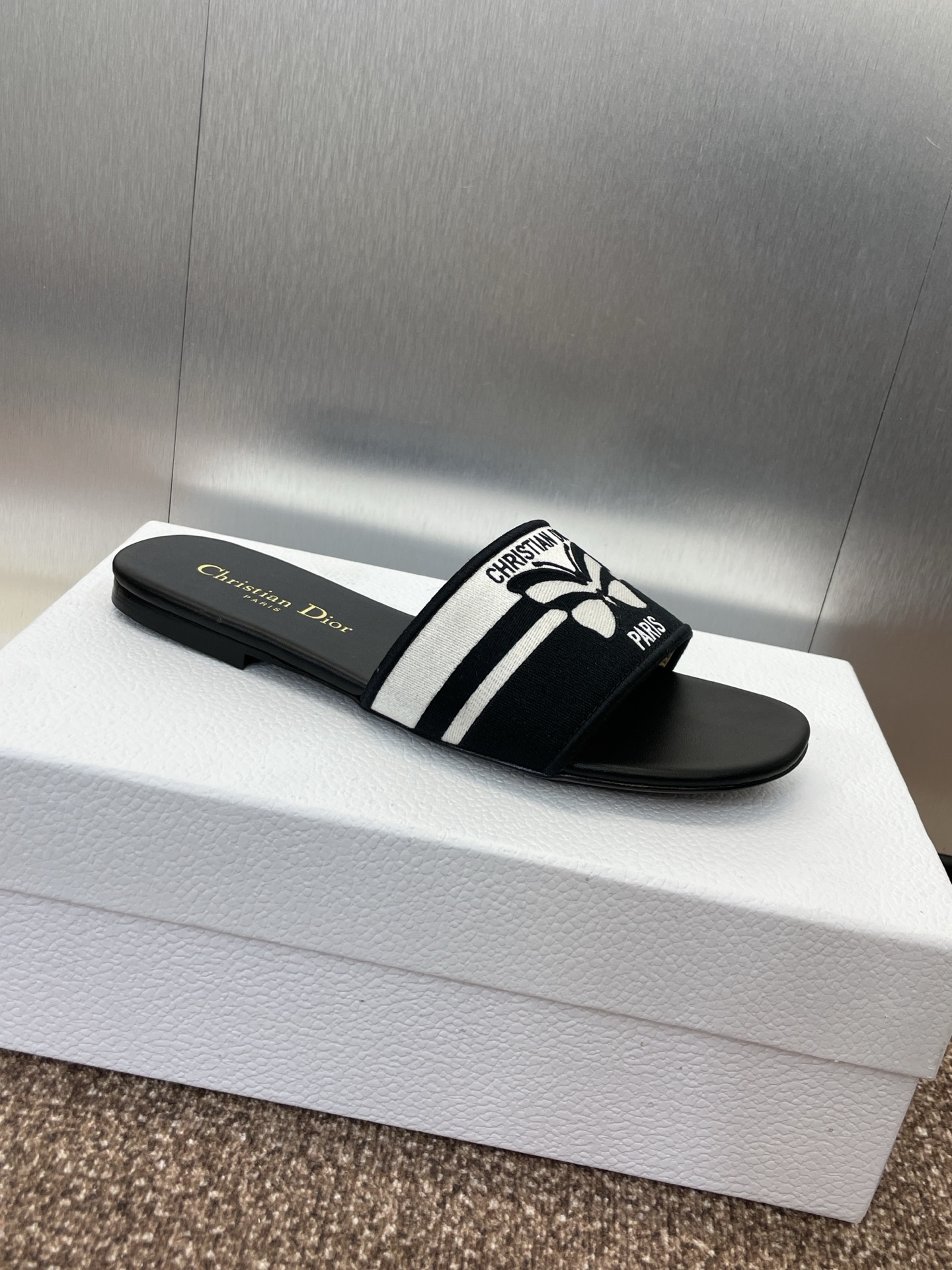 Dior 2025 Spring/Summer New Color-Blocked Slide Sandals - Image 5