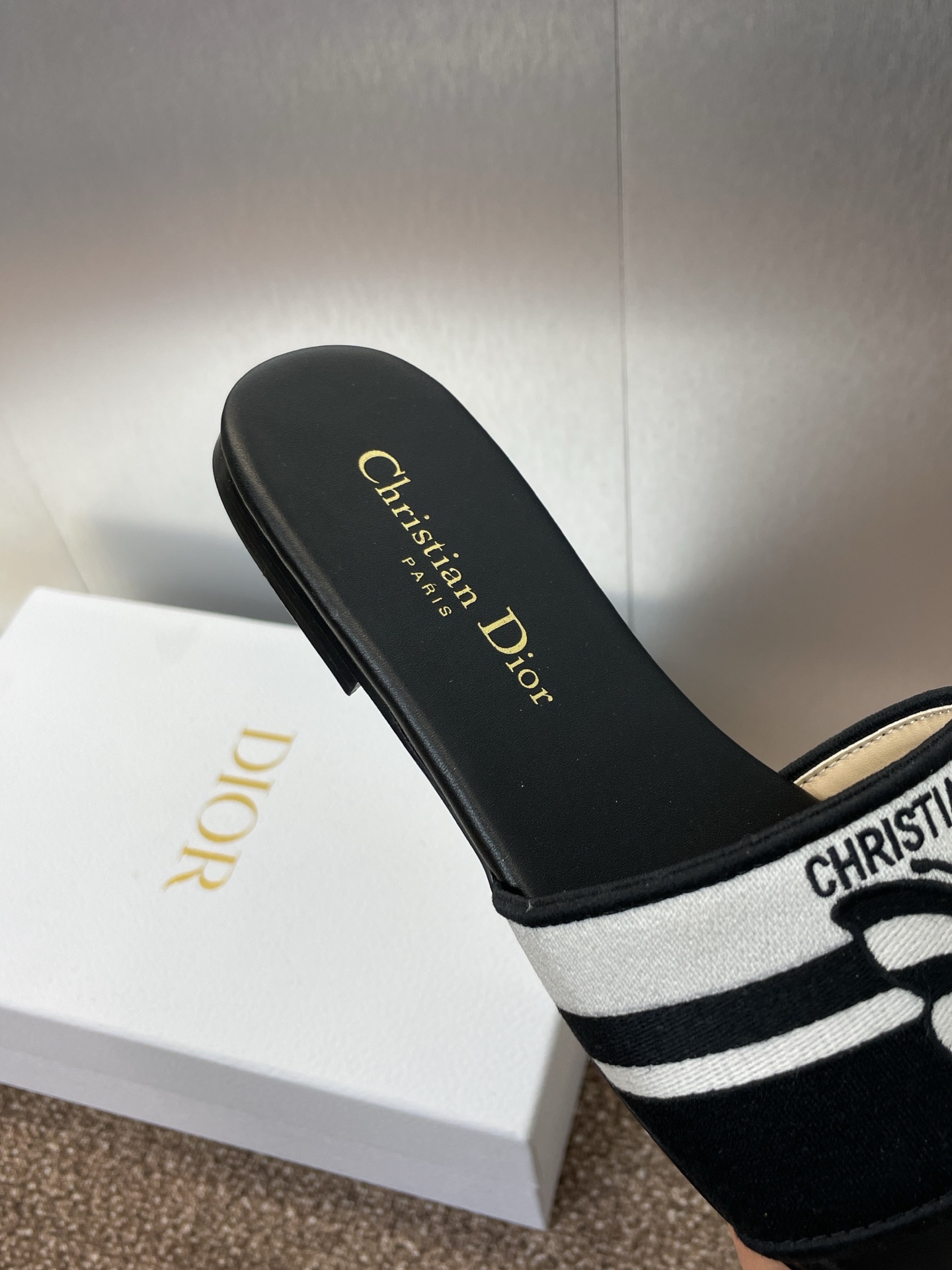 Dior 2025 Spring/Summer New Color-Blocked Slide Sandals - Image 4