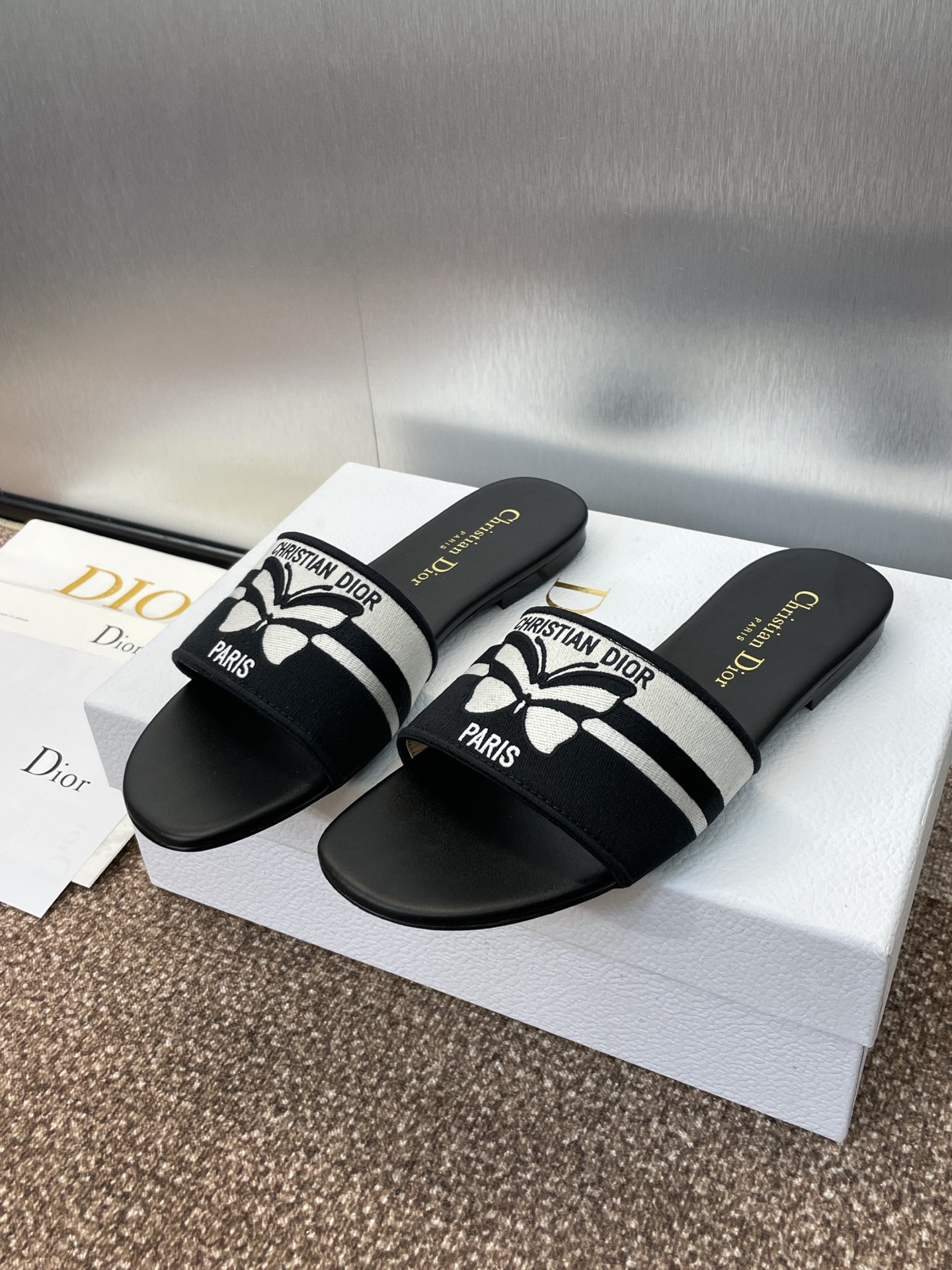 Dior 2025 Spring/Summer New Color-Blocked Slide Sandals - Image 8