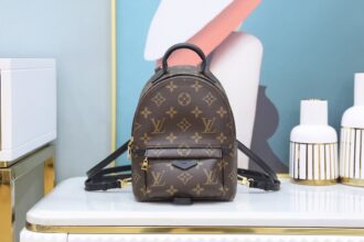 Authentic SP inspection-free and equipped with a full set of duty-free packaging. 𝐏𝐀𝐋𝐌 𝐒𝐏𝐑𝐈𝐍𝐆𝐒M44873 ✰Size: 17*22*10cm ★French 🇫🇷Original material_all-steel hardware_Exquisite skills inheritance Nicolas Ghesquiere gives a change in the style of the backpack, turning a simple and daily use schoolbag into a fashionable and charming multi-purpose schoolbag, bringing people a fashionable and eternal atmosphere. It not only carries the backpack method, but also comes with a variety of functional uses. The classic presbyterian fabric is the main feature of the entire bag, giving a classic and handsome fashion and trendy taste. The capacity of the bag must be given a thumbs up!