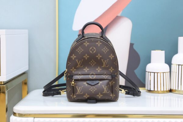 Authentic SP inspection-free and equipped with a full set of duty-free packaging. 𝐏𝐀𝐋𝐌 𝐒𝐏𝐑𝐈𝐍𝐆𝐒M44873 ✰Size: 17*22*10cm ★French 🇫🇷Original material_all-steel hardware_Exquisite skills inheritance Nicolas Ghesquiere gives a change in the style of the backpack, turning a simple and daily use schoolbag into a fashionable and charming multi-purpose schoolbag, bringing people a fashionable and eternal atmosphere. It not only carries the backpack method, but also comes with a variety of functional uses. The classic presbyterian fabric is the main feature of the entire bag, giving a classic and handsome fashion and trendy taste. The capacity of the bag must be given a thumbs up!