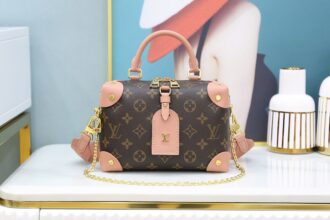 Authentic SP inspection-free and equipped with a full set of duty-free packaging. 𝗣𝗘𝗧𝗜𝗧𝗘 𝗠𝗔𝗟𝗟𝗘 𝗠𝗔𝗟𝗟𝗘 𝗔𝗢𝗨𝗣𝗟𝗘 French 🇫𝗷 Original material/all-steel hardware M45531 Size: 20*14*7.5cm Petite Malle Souple series gives people a stunning visual sense. The classic presbyopia material incorporates cowhide willow nail design, giving people a special retro and fashionable taste. The two shoulder strap design makes people show different styles of backing. In addition, it is equipped with wrist strap design and large capacity to accommodate design. We use exclusive French original materials/authentic leather/original all-steel hardware to interpret a ZP-full-flavored product!
