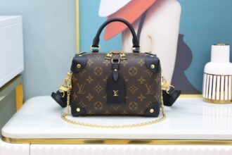 Authentic SP inspection-free and equipped with a full set of duty-free packaging. 𝗣𝗘𝗧𝗜𝗧𝗘 𝗠𝗔𝗟𝗟𝗘 𝗠𝗔𝗟𝗟𝗘 𝗔𝗢𝗨𝗣𝗟𝗘 French 🇫𝗷 Original material/all-steel hardware M45571 Size: 20*14*7.5cm Petite Malle Souple series gives people a stunning visual sense. The classic presbyopia material incorporates cowhide willow nail design, giving people a special retro and fashionable taste. The two shoulder strap design makes people show different styles of backing. In addition, it is equipped with wrist strap design and large capacity to accommodate design. We use exclusive French original materials/authentic leather/original all-steel hardware to interpret a ZP-full-flavored product!