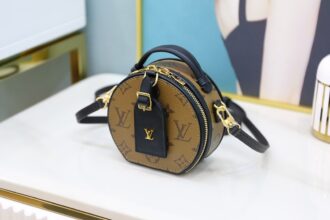 Authentic SP inspection-free and equipped with a full set of duty-free packaging. Free inspection version, 𝘽𝙊𝙄𝙏𝙀 𝘾𝙃𝘼𝙋𝙀𝘼𝙐 Mini Bag M68276 Genuine leather 🇫🇷French original material/authentic leather/all-steel hardware🔍Size: 13*12*6.5cm Boite Chapeau mini bag uses a classic logo✅Sex fabric and cowhide design, the shape of the mini hard round cake is simply cheated. It is not only cute and exquisite, but also gives people a rich visual effect and beautiful beauty. It is deeply loved by internet celebrities. It is also a round cake bag that has been planted all the time. Although it is an exquisite small bag, it gives you a variety of ways to carry it, one-shoulder/cross-body/wrap/backpack/, I really love it!