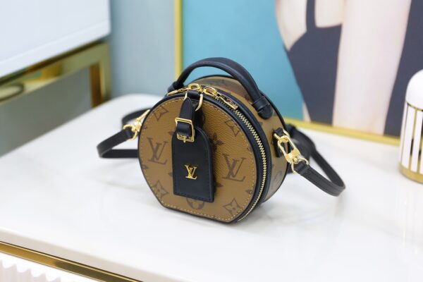Authentic SP inspection-free and equipped with a full set of duty-free packaging. Free inspection version, 𝘽𝙊𝙄𝙏𝙀 𝘾𝙃𝘼𝙋𝙀𝘼𝙐 Mini Bag M68276 Genuine leather 🇫🇷French original material/authentic leather/all-steel hardware🔍Size: 13*12*6.5cm Boite Chapeau mini bag uses a classic logo✅Sex fabric and cowhide design, the shape of the mini hard round cake is simply cheated. It is not only cute and exquisite, but also gives people a rich visual effect and beautiful beauty. It is deeply loved by internet celebrities. It is also a round cake bag that has been planted all the time. Although it is an exquisite small bag, it gives you a variety of ways to carry it, one-shoulder/cross-body/wrap/backpack/, I really love it!