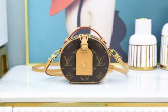 Authentic SP inspection-free and equipped with a full set of duty-free packaging. Free inspection version, 𝘽𝙊𝙄𝙏𝙀 𝘾𝙃𝘼𝙋𝙀𝘼𝙐 Mini Bag M68276 Genuine leather 🇫🇷French original material/authentic leather/all-steel hardware🔍Size: 13*12*6.5cm Boite Chapeau mini bag uses a classic logo✅Sex fabric and cowhide design, the shape of the mini hard round cake is simply cheated. It is not only cute and exquisite, but also gives people a rich visual effect and beautiful beauty. It is deeply loved by internet celebrities. It is also a round cake bag that has been planted all the time. Although it is an exquisite small bag, it gives you a variety of ways to carry it, one-shoulder/cross-body/wrap/backpack/, I really love it!