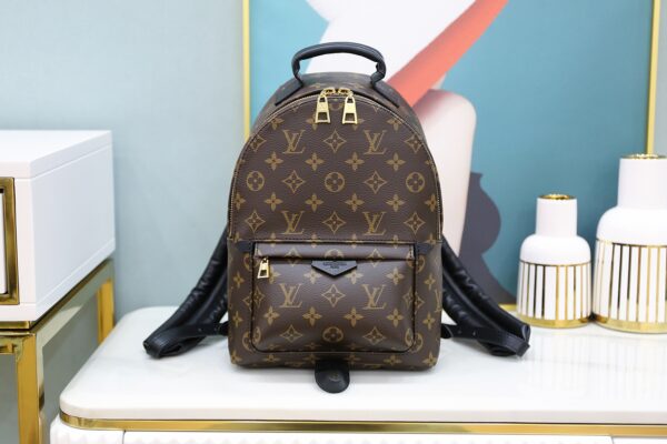 Authentic SP inspection-free and equipped with a full set of duty-free packaging. French 🇫🇷Original leather𝙋𝘼𝙇𝙈 𝙎𝙋𝙍𝙄𝙉𝙂 Small backpack M44871 YY ☞Size: 22*29*10cm French original leather_all-steel hardware Classic shape, made a gorgeous appearance in the early spring of 2016. It continues the gorgeous appearance and reflects a high-end temperament. It has been loved by everyone all year round, subverts the concept style of the previous backpack. It has newly designed a backpack that is not only fashionable but also elegant, the same style as men and women, a must-have for couples!