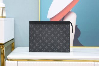 Authentic SP inspection-free and equipped with a full set of duty-free packaging. 𝙋𝙊𝘾𝙃𝙀𝙏𝙏𝙀 𝙑𝙊𝙔𝘼𝙂𝙀 French 🇫𝙷Original leather M61692 ✄Size: 27*21*6cm Fashionable and compact clutch series, as a handbag, it is multifunctional and has a perfect appearance and varied functions. It can be placed in the bag as a travel bag or held in the hand as a handbag. It has a handsome and low-key taste, a must for men!