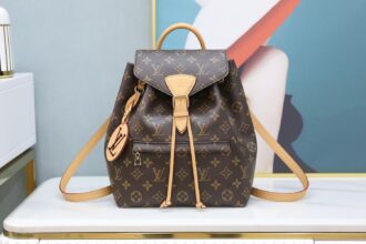 Authentic SP inspection-free and equipped with a full set of duty-free packaging. 𝙈𝙊𝙉𝙏𝙎𝙊𝙐𝙍𝙄𝙎 Small backpack M45501 ◾️French 🇫🇷Original leather/all-steel hardware◾️Size: 27.5*33*14cm The new Montsouris small backpack adopts classic presbyopia iconic ✅Paired with a drawstring design, the whole body exudes a classic flavor, the classic backpack shape, and an additional hand-held design, allowing the whole body to interpret a retro charm, large-accommodation design, a must-have for daily concave shape, a travel artifact!