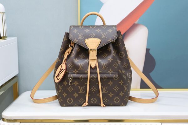 Authentic SP inspection-free and equipped with a full set of duty-free packaging. 𝙈𝙊𝙉𝙏𝙎𝙊𝙐𝙍𝙄𝙎 Small backpack M45501 ◾️French 🇫🇷Original leather/all-steel hardware◾️Size: 27.5*33*14cm The new Montsouris small backpack adopts classic presbyopia iconic ✅Paired with a drawstring design, the whole body exudes a classic flavor, the classic backpack shape, and an additional hand-held design, allowing the whole body to interpret a retro charm, large-accommodation design, a must-have for daily concave shape, a travel artifact!