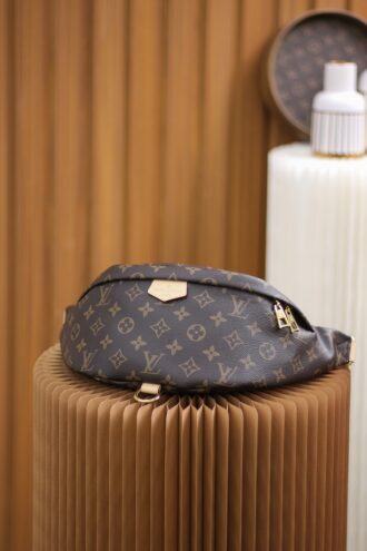 Authentic SP inspection-free and equipped with a full set of duty-free packaging. 𝘽𝙐𝙈𝘽𝘼 Belt bag M43644 French 🇫🇷Original leather/all-steel hardware ◾️Size: 37*14*13◾️ The waist bag series created by the classic presbyopia iconic style interprets the style concepts available to men and women. The simple and fashionable style allows you to no longer fall into the traditional tacky waist bag series, but represents a must-have artifact for fashionable trendy people, which can be used as a waist bag, and can also be carried on one shoulder or cross-body, showing more fashionable personality. I love you!