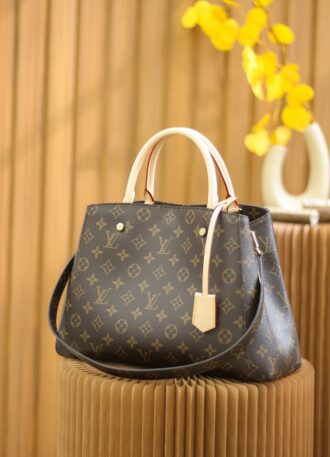 Authentic SP inspection-free and equipped with a full set of duty-free packaging. 𝙈𝙊𝙉𝙏𝘼𝙄𝙂𝙉 M41056 French 🇫🇷Original leather/all-steel hardware ◾️Size: 33*23*15cm◾️The classic king of the classic bag series created with the iconic presbyopia series, the beauty bag series, has been planted by countless bloggers and internet celebrities. Who doesn’t love presbyopia Montaigne, there are so many things that can be installed, and the appearance is also a super stylish taste, commonly known as "the most unsacrificial beauty bag, the classic beauty"!