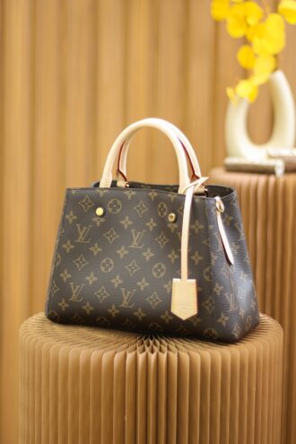 Authentic SP inspection-free and equipped with a full set of duty-free packaging. 𝙈𝙊𝙉𝙏𝘼𝙄𝙂𝙉 𝘽𝘽 M41055 French 🇫🇷Original leather/all-steel hardware ◾️Size: 29*20*13cm◾️I believe it, the classic king of women who can be salty or sweet when commuting and dating, Montaigne BB bag, a bag that is versatile all year round, has been appeared on countless bloggers, celebrities, and internet celebrities many times. The compartment design is really very humane. Although the packaging body is not big, the capacity is super large, which fully meets your daily travel, travel, etc.!