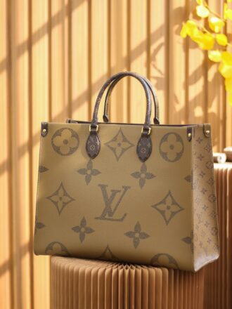 Authentic SP inspection-free and equipped with a full set of duty-free packaging. 𝙊𝙉𝙏𝙃𝙀𝙂𝙊 Large new M45320 French 🇫🇷Original leather/pure steel hardware ◾️Size: 41*34*19cm◾️ New onthego tote tote bag, this year the wind of this Dahua series is particularly popular, the classic colors have always attracted every woman to plant grass, the big colors look more fashionable and high-end, the shape of the shopping bag is a must-have bag for every woman. This new version has changed the shoulder straps to leather design, which is even more wings and looks more textured!