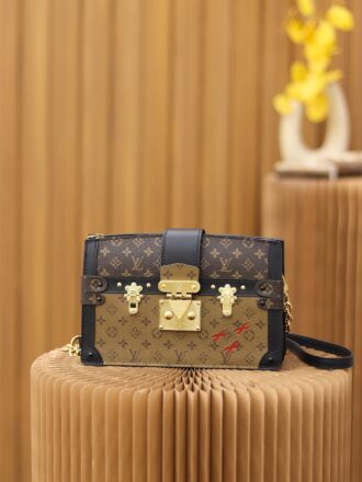 Authentic SP inspection-free and equipped with a full set of duty-free packaging. 𝙏𝙍𝙐𝙉𝙆 𝘾𝙇𝙐𝙏𝘾𝙃 Soft box bag M43596 French 🇫🇷Original leather/all-steel hardware ◾️Size: 20*12*5.5cm This color-blocking soft box bag is both classic and fashionable and versatile. It is matched with thin shoulder straps and partial chains⛓ You can also be disassembled and matched with other wide shoulder straps. It is simple and elegant, giving you a different visual upper body feel🌞The two-part design is built into a super large capacity, which solves your demand for going out and is full of praise!