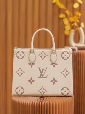 Authentic SP inspection-free and equipped with a full set of duty-free packaging. 𝙊𝙉𝙏𝙃𝙀𝙂𝙊 Medium Original leather/pure steel hardware Size: 35*27*14cm Model: M45495 The new 𝙊𝙉𝙏𝙃𝙀𝙂𝙊 This season's brand new 𝙊𝙉𝙏𝙃𝙀𝙂𝙊 gives people a brand new feeling, a classic and iconic shape, but; the calf leather with the pattern is first printed and dyed and then embossed, which makes it look more high-end and fashionable. This year's designers are really cheating. Friends who are tired of the presbyopic patterns can choose to buy this one, which is too high-end!