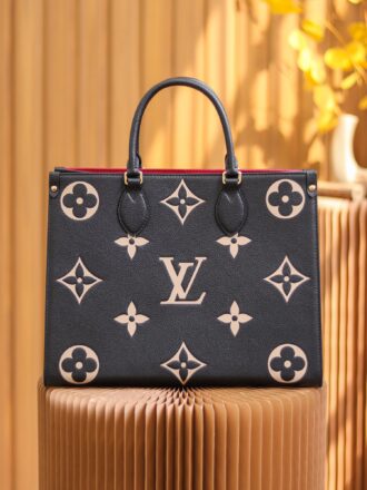 Authentic SP inspection-free and equipped with a full set of duty-free packaging. 𝙊𝙉𝙏𝙃𝙀𝙂𝙊 Medium Original leather/pure steel hardware Size: 35*27*14cm Model: M45495 The new 𝙊𝙉𝙏𝙃𝙀𝙂𝙊 This season's brand new 𝙊𝙉𝙏𝙃𝙀𝙂𝙊 gives people a brand new feeling, a classic and iconic shape, but; the calf leather with the pattern is first printed and dyed and then embossed, which makes it look more high-end and fashionable. This year's designers are really cheating. Friends who are tired of the presbyopic patterns can choose to buy this one, which is too high-end!