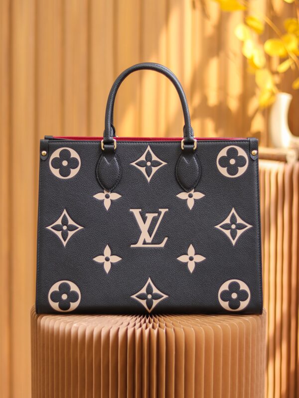Authentic SP inspection-free and equipped with a full set of duty-free packaging. 𝙊𝙉𝙏𝙃𝙀𝙂𝙊 Medium Original leather/pure steel hardware Size: 35*27*14cm Model: M45495 The new 𝙊𝙉𝙏𝙃𝙀𝙂𝙊 This season's brand new 𝙊𝙉𝙏𝙃𝙀𝙂𝙊 gives people a brand new feeling, a classic and iconic shape, but; the calf leather with the pattern is first printed and dyed and then embossed, which makes it look more high-end and fashionable. This year's designers are really cheating. Friends who are tired of the presbyopic patterns can choose to buy this one, which is too high-end!