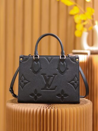 Authentic SP inspection-free and equipped with a full set of duty-free packaging. 𝙊𝙉𝙏𝙃𝙀𝙂𝙊 Small M45653 Genuine leather/pure steel hardware Size: 25*19*11.5cm Brand new 𝙊𝙉𝙏𝙃𝙀𝙂𝙊 gives people a brand new feeling, a classic and iconic shape, but; the calf leather with the pattern first dyed and embossed pattern looks more high-end and fashionable, and this size is a benefit for a smaller person, making it even smaller and cute!
