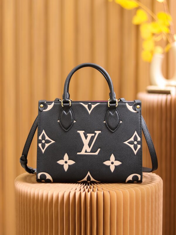 Authentic SP inspection-free and equipped with a full set of duty-free packaging. 𝙊𝙉𝙏𝙃𝙀𝙂𝙊 Small M45659 Genuine leather/pure steel hardware Size: 25*19*11.5cm Brand new 𝙊𝙉𝙏𝙃𝙀𝙂𝙊 gives people a brand new feeling, a classic and iconic shape, but; the calf leather with the pattern is first printed and dyed and embossed, which makes it look more high-end and fashionable. This size is a benefit for a smaller person, making it even smaller and cute!