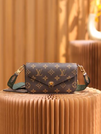 Authentic SP inspection-free and equipped with a full set of duty-free packaging. 𝙁𝙀𝙇𝙄𝘾𝙄𝙀 𝙎𝙏𝙍𝘼𝙋 3-in-1 M80091 French original leather🇫🇷 Pure steel hardware p Size: 17*9.6*3.5 The three-in-one series of the new spring and summer series combines the previous three-in-one and five-in-one. On this basis, the creation was made, the five-in-one wide shoulder strap was added, and the classic square small card bag was designed to increase the sense of sportiness and the matching was accessible!