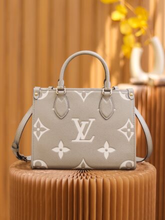 Authentic SP inspection-free and equipped with a full set of duty-free packaging. 𝙊𝙉𝙏𝙃𝙀𝙂𝙊 Small M45659 Genuine leather/pure steel hardware Size: 25*19*11.5cm Brand new 𝙊𝙉𝙏𝙃𝙀𝙂𝙊 gives people a brand new feeling, a classic and iconic shape, but; the calf leather with the pattern is first printed and dyed and embossed, which makes it look more high-end and fashionable. This size is a benefit for a smaller person, making it even smaller and cute!
