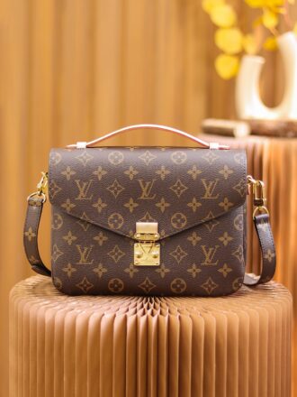 Authentic SP inspection-free and equipped with a full set of duty-free packaging. ♠ 𝗣𝗢𝗖𝗛𝗘𝗧𝗧𝗧𝗘 𝗠𝗘𝗧𝗜𝗦 M44875 ◐French🇫🇷Original material/original leather/all-steel hardware◑ Classic work—the details of the postman bag, a classic that never goes out of date, and is also called the "entry-level postman bag" that is versatile than imagined_Classic presbyterian fabrics give people an eternal taste. From its birth to the present, from its popular to the classic model, it has always been loved by everyone, with a simple and classic matching style! Original color-changing material, plus our exclusive French raw materials and all-steel hardware, this is a large product with ZP visual sense, size: 25*19*7cm_