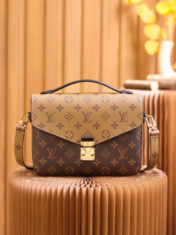 Authentic SP inspection-free and equipped with a full set of duty-free packaging. 𝙋𝙊𝘾𝙃𝙀𝙏𝙏𝙃 𝙈𝙀𝙏𝙄𝙎 M44876 Postman Bag ✰French 🇫🇷Original leather/all-steel hardware Size: 25*19*7cm✰ The iconic old-style color matches the trendy yellow color The style of the classic king looks more fashionable. This classic postman bag has become a must-have for every woman. It contains a compartment design and the capacity gives people a full score. Compared with the classic old-style monochrome, this color scheme is more lovely!