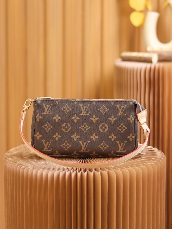 Authentic SP inspection-free and equipped with a full set of duty-free packaging. France 🇫🇷Original Material M40712 All-steel Hardware Size: 23.5*13.5*4cm This accessory bag is a classic work forever. It has been popular with the trend of underarm wind recently. This type of underarm bag is loved by everyone. The original flavor of mahjong bags, convenient backing method, small and lightweight and can meet daily needs. It has been loved by major internet celebrities underarm bags, and the raw materials from special channels, all-steel hardware from the original material, and zero error details, which fully interpret the flavor of ZP. This is simply ZP's masterpiece! !