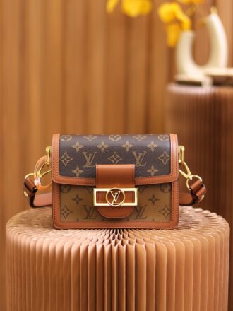Authentic SP inspection-free and equipped with a full set of duty-free packaging. ➼𝘿𝘼𝙐𝙋𝙃𝙄𝙉𝙀 Daphne M44580 French original material ► Pure steel hardware m45959 Size: 20*15*9cm Hot model 🔥 Fairy bag, a mid-to-earth improved catwalk style, retro and beautiful! Elegant and elegant, with many ways of thinking. It can be matched with various styles of outfits with ease. It is divided into inner parts, completely solving the daily capacity! Known as the "most beautiful postal bag"