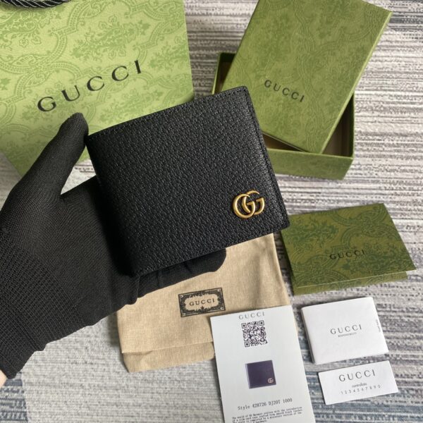 . [With a full set of green packaging for counters] 💞G home authentic mold production, specifications and inner workings of the version, exclusive to the market, the pattern has become one of the brand's logos, using imported cowhide, simple and atmospheric, with a large capacity, very practical, and can be detached Italian leather wristband! The inner and inner sides are all made of top-quality cowhide. Model: 428726. Size: 10.5*9.5cm.