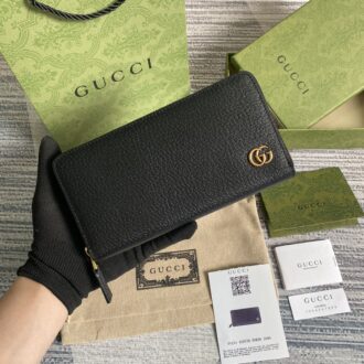 . [With a full set of green packaging for counters] 💞G home authentic mold production, specifications and inner workings of the version, exclusive to the market, the pattern has become one of the brand's logos, using imported cowhide, simple and atmospheric, with a large capacity, very practical, and can be detached Italian leather wristband! The inner and inner sides are all made of top-quality cowhide. Model: 428736. Size: 19*10*2.5cm.