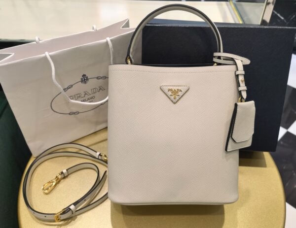 Prada Panier Handbag 1BA212 bucket bag Size: width 21.5x height 22.5X bottom 13cm ❤️ Portable and crossbody bucket bag. Lambskin Inside✅ This simple Prada Panier handbag is made of Saffiano leather, and its signature texture is quite distinctive. Handbags come with single handles, removable shoulder straps, leather nameplate, leather-covered magnetic buckle-fit center pocket
