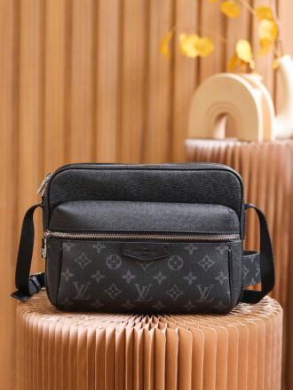 Authentic SP inspection-free and equipped with a full set of duty-free packaging. 𝙊𝙐𝙏𝘿𝙊𝙊𝙍 Postman bag M30233 French 🇫🇷Original leather/pure steel hardware Size: 29.5*20*10.5cm Classic and atmospheric postman bag, silver zipper on the front and exquisite details on metal parts, adjustable shoulder straps to create an easy carrying experience! Lightweight and resistant to installation, strong practicality! Whether it is casual, business or sports style, it can be matched properly! It is recommended to plant grass, the more you look at it!