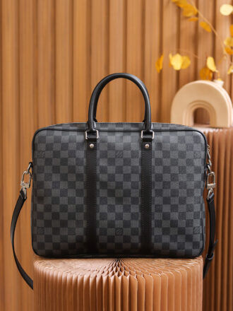 Authentic SP inspection-free and equipped with a full set of duty-free packaging. 𝐏𝐎𝐑𝐓𝐄 𝐃𝐎𝐂𝐔𝐌𝐄𝐍𝐓𝐒 𝐕𝐎𝐘𝐀𝐆𝐄 Briefcase M41478 French original leather🇫🇷Pure steel hardware Size: 35*27*6cm Classic and durable briefcase💼Paired with a classic panel, this low-key appearance is more advanced, low-key and luxurious, a must-choose for business people! It meets daily needs and is low-key and unique. It can be carried by hand and cross-body on one shoulder!