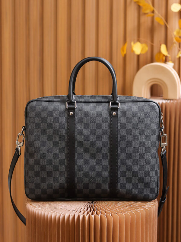 Authentic SP inspection-free and equipped with a full set of duty-free packaging. 𝐏𝐎𝐑𝐓𝐄 𝐃𝐎𝐂𝐔𝐌𝐄𝐍𝐓𝐒 𝐕𝐎𝐘𝐀𝐆𝐄 Briefcase M41478 French original leather🇫🇷Pure steel hardware Size: 35*27*6cm Classic and durable briefcase💼Paired with a classic panel, this low-key appearance is more advanced, low-key and luxurious, a must-choose for business people! It meets daily needs and is low-key and unique. It can be carried by hand and cross-body on one shoulder!