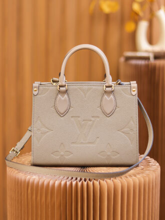 Authentic SP inspection-free and equipped with a full set of duty-free packaging. 𝙊𝙉𝙏𝙃𝙀𝙂𝙊 Small M45660 Genuine leather/pure steel hardware Size: 25*19*11.5cm Brand new 𝙊𝙉𝙏𝙃𝙀𝙂𝙊 gives people a brand new feeling, a classic and iconic shape, but; the calf leather with the pattern first dyed and embossed pattern looks more high-end and fashionable, and this size is a benefit for a smaller person, making it even smaller and cute!