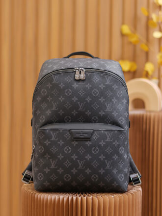 Authentic SP inspection-free and equipped with a full set of duty-free packaging. 𝘿𝙄𝙎𝘾𝙊𝙑𝙀𝙍𝙔 Backpack M43186 French original leather🇫🇷Pure steel hardware Size: 37*40*20cm 𝔻𝕀𝕊ℂ𝕆𝕍𝔼ℝ𝕐Classic men's backpack, the black presbyopia color looks more low-key than the classic colors, especially classy. It is not only durable but also versatile and low-key, with plenty of space. Some details of the shoulder straps are made of original calf leather, and the overall texture is excellent. Whether it is going to work or traveling, it is indispensable! The neutral design is versatile and street-like, and the same style as men and women can be carried without any sense of incongruity!