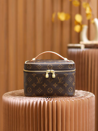 Authentic SP inspection-free and equipped with a full set of duty-free packaging. 𝐍𝐈𝐂𝐄 𝐌𝐢𝐧𝐢 Makeup Bag 𝓜44495 French original leather🇫🇷Pure steel hardware Size: 20*13.5*12cm A catwalk Nice makeup bag, super cost-effective, small and cute, amazing capacity! It can not only be used as a cosmetic bag, but also as a modification bag! A varied, refined and retro after transformation! Paired with any shoulder straps, you can feel a different feeling, and you can also buckle the scarf, which is a must-have artifact when going out!