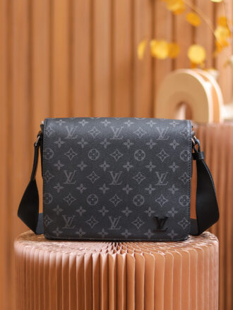 Authentic SP is exempt from inspection. 𝐃𝐈𝐒𝐓𝐑𝐈𝐂𝐓 Shoulder bag M44000 French original leather🇫🇷Pure steel hardware Size: 25*22*7cm Classic flip postage bag, lightweight, large capacity and classic black flowers. Although there is no outstanding appearance element, this instead increases its matching and versatile style! The chance of hitting a bag when going out is quite low, and there are many ways to memorize it. Whether you go out on the street or worker, you can control it!