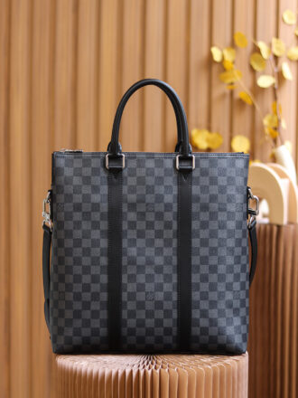 Authentic SP inspection-free and equipped with a full set of duty-free packaging. 𝘼𝙣𝙩𝙤𝙣 𝙏𝙤𝙩𝙚 Briefcase M40000 French original leather🇫🇷Pure steel hardware Size: 34*37*7cm Business men's first choice briefcase, large capacity, can hold any file or computer! The rectangular design is suitable for business, with a bit simplicity and a sense of fashion! When traveling on a daily basis, bring it with you, be low-key and elegant. When paired with various styles of clothes, it can give you a different feeling! The inner bag comes with a long removable shoulder strap, which can be carried by hand and one shoulder and crossbody!