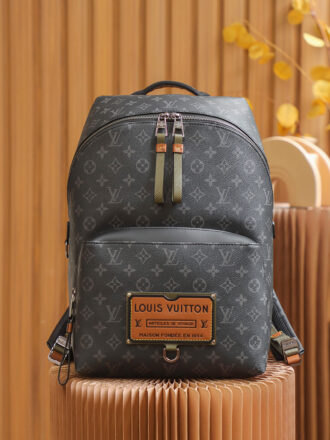 Authentic SP inspection-free and equipped with a full set of duty-free packaging. 𝘿𝙄𝙎𝘾𝙊𝙑𝙀𝙍𝙔 Backpack M45218 French original leather🇫🇷Pure steel hardware Size: 37*40*20cm 𝔻𝕀𝕊ℂ𝕆𝕍𝔼ℝ𝕐Classic men's backpack, the black presbyopia color looks more low-key than the classic colors, especially classy. It is not only durable but also versatile and low-key, with plenty of space. Some details of the shoulder straps are made of original calf leather, and the overall texture is excellent. Whether it is going to work or traveling, it is indispensable! The neutral design is versatile and street-like, and the same style as men and women can be carried without any sense of incongruity!